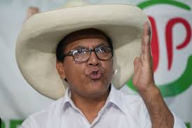 Viral en redes: Joven recomienda sacar el pasaporte antes de que gane Roberto Sánchez
